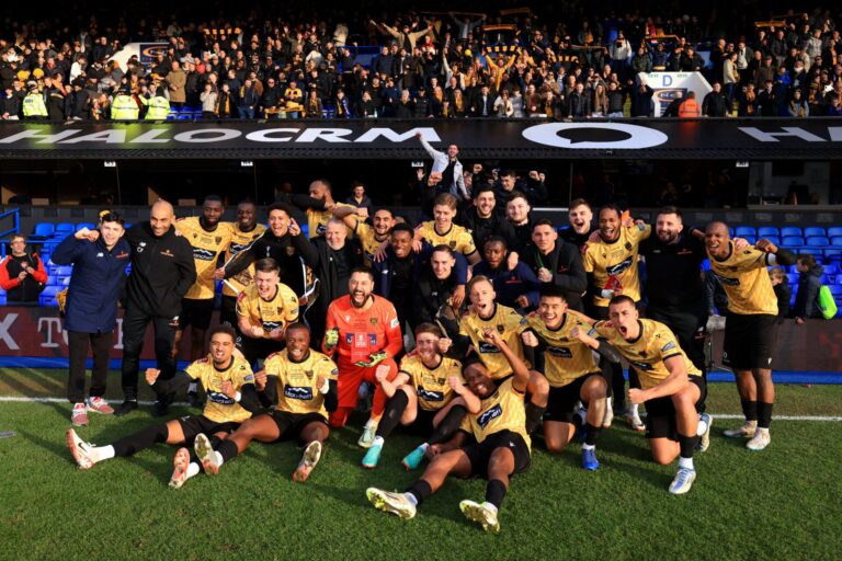 Maidstone celebra classificação inédita para as oitavas de final da FA Cup